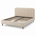 Lit double en tissu beige avec structure en bois